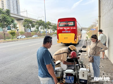 TP.HCM: 'Xe dù' canh cảnh sát, đón khách chớp nhoáng nơi có biển cấm- Ảnh 4. Một nhà xe bị Đội cảnh sát giao thông Rạch Chiếc lập biên bản lỗi dừng xe nơi có biển báo cấm - Ảnh: MINH HÒA