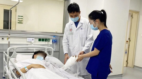Bác sĩ thăm khám sau phẫu thuật cho bệnh nhân gặp tai nạn do pháo nổ - Ảnh: BVCC Bác sĩ thăm khám sau phẫu thuật cho bệnh nhân gặp tai nạn do pháo nổ - Ảnh: BVCC