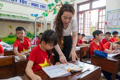 Cô Duyên hướng dẫn bài cho một học sinh - Ảnh: H.TÁO Cô Duyên hướng dẫn bài cho một học sinh - Ảnh: H.TÁO
