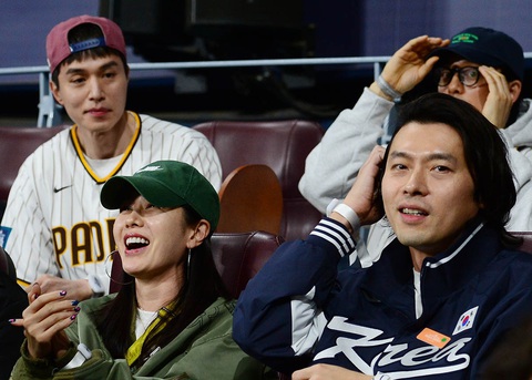 Vợ chồng Hyun Bin - Son Ye Jin cùng nhau đi xem giải bóng chày Mỹ - Ảnh: Xportsnews Vợ chồng Hyun Bin - Son Ye Jin cùng nhau đi xem giải bóng chày Mỹ - Ảnh: Xportsnews