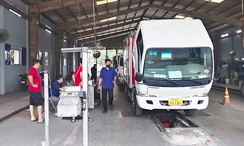 Nhiều người dân lo thiếu nhân sự ngành đăng kiểm trong quý 2-2024 nên tranh thủ đưa xe đi kiểm định - Ảnh: THU DUNG Nhiều người dân lo thiếu nhân sự ngành đăng kiểm trong quý 2-2024 nên tranh thủ đưa xe đi kiểm định - Ảnh: THU DUNG