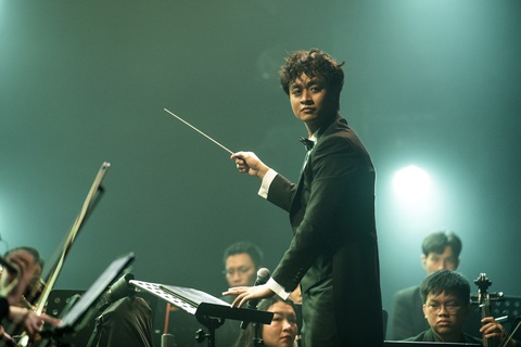 Nhạc trưởng Dustin Tiêu. Nhạc trưởng Dustin Tiêu