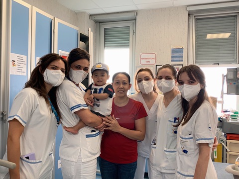 Các y tá Bệnh viện Bambino Gesu đã dành tất cả tình yêu thương cho Lộc trong hành trình 10 tháng tìm sự sống ở nước Ý xa xôi - Ảnh: NVCC Các y tá Bệnh viện Bambino Gesu đã dành tất cả tình yêu thương cho Lộc trong hành trình 10 tháng tìm sự sống ở nước Ý xa xôi - Ảnh: NVCC