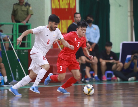Đội tuyển futsal Việt Nam cọ xát quan trọng cho World Cup- Ảnh 1. Đội tuyển futsal Việt Nam (áo đỏ) trong trận thua Iran - Ảnh: VFF