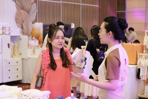 Ngày hội mẹ bầu Phương Châu 2024- Ảnh 3. các gia đình mẹ bầu và cha trải nghiệm hoạt động tại ngày hội Mẹ bầu Phương Châu- Ảnh: Thái Luỹ