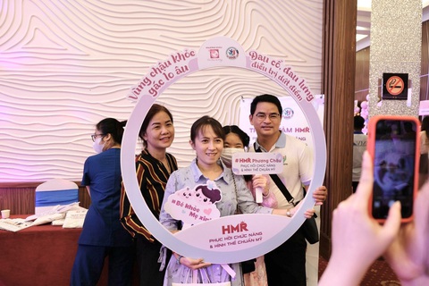 Ngày hội mẹ bầu Phương Châu 2024- Ảnh 4. các gia đình mẹ bầu và cha trải nghiệm hoạt động tại ngày hội Mẹ bầu Phương Châu- Ảnh: Thái Luỹ