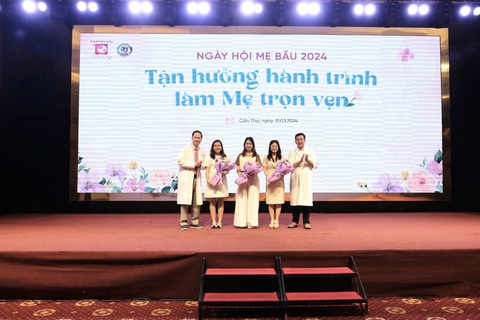 Ngày hội mẹ bầu Phương Châu 2024- Ảnh 1. các gia đình mẹ bầu và cha trải nghiệm hoạt động tại ngày hội Mẹ bầu Phương Châu- Ảnh: Thái Luỹ
