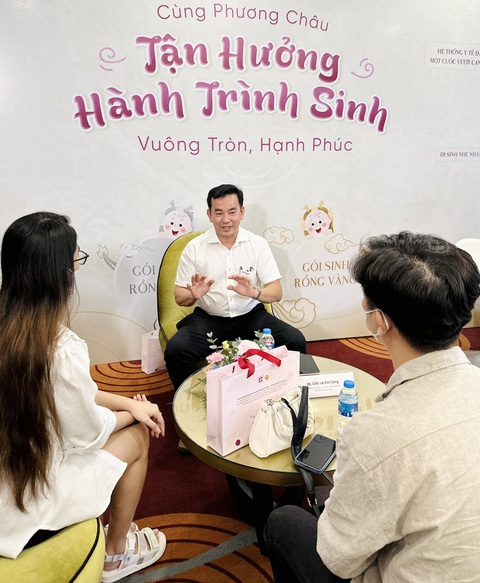 Ngày hội mẹ bầu Phương Châu 2024- Ảnh 2. các gia đình mẹ bầu và cha trải nghiệm hoạt động tại ngày hội Mẹ bầu Phương Châu- Ảnh: Thái Luỹ