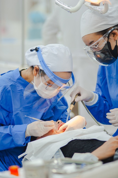 Bị mòn răng do uống nước uống thể thao, nước cam... không đúng cách- Ảnh 1. Sinh viên khoa răng hàm mặt tham gia cuộc thi trám răng do Hội nghị khoa học kỹ thuật răng hàm mặt lần thứ 46 tổ chức - Ảnh: H.M.