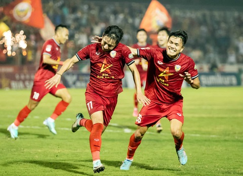 Hàng thủ tốt nhất V-League mắc sai lầm, B.Bình Dương thất bại ở Hà Tĩnh- Ảnh 2. Niềm vui của các cầu thủ Hồng Lĩnh Hà Tĩnh - Ảnh: HLHT FC