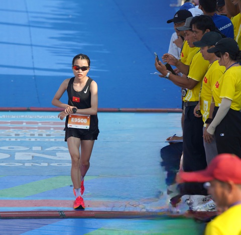 Đánh bại Lê Thị Tuyết, Hoàng Thị Ngọc Hoa vô địch marathon quốc gia 2024- Ảnh 4. Lê Thị Tuyết bị đau bụng khiến mất HCV vào tay Ngọc Hoa - Ảnh: NHƯ Ý