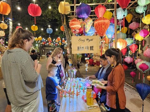 Sẽ đưa 'Lễ hội văn hóa ẩm thực, món ngon Saigontourist Group' ra nước ngoài- Ảnh 1. Các giá trị truyền thống, nét đẹp văn hóa được giới thiệu tại Lễ hội văn hóa ẩm thực, món ngon Saigontourist Group 2024 thu hút du khách quốc tế - Ảnh: H.K.