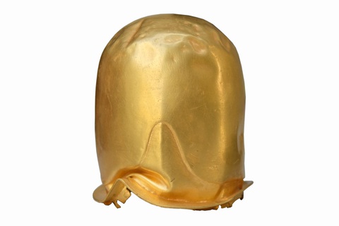 Độc đáo chiếc Linga đúc bằng vàng ròng- Ảnh 1. Linga bằng vàng được phát hiện trong đợt khai quật khảo cổ học năm 2013, tại di tích cụm tháp Po Dam thuộc xã Phú Lạc, huyện Tuy Phong, tỉnh Bình Thuận. Chiếc Linga này có niên đại khoảng thế kỷ VIII–IX, cao 6,6cm, đường kính thân 5,35 - 5,49cm, đường kính vành 5,8 - 6,0cm. Linga này nặng 78,36g với hàm lượng vàng chiếm tỉ lệ lên đến 90,4%, bạc 9,05% và đồng 0,55% - Ảnh: Bảo tàng Bình Thuận