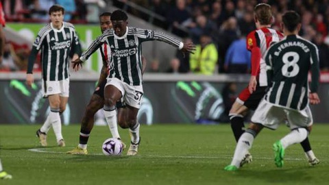 Tin tức thể thao sáng 31-3: Những phút bù giờ điên rồ ở trận hòa Brentford - Man United- Ảnh 1. Man United đã may mắn có được 1 điểm trên sân của Brentford - Ảnh: GETTY