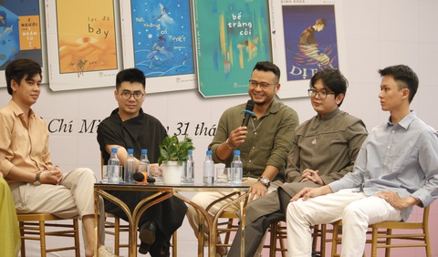 Chúng ta là ai khi công nghệ phát triển như con người?- Ảnh 1. Từ trái qua: Huỳnh Trọng Khang, Yang Phan, Đinh Khoa, Phát Dương, Võ Đăng Khoa trò chuyện với bạn đọc - Ảnh: HỒ LAM