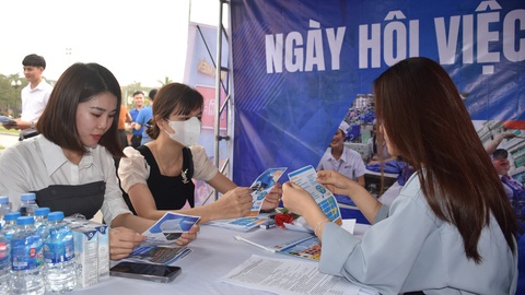 Lao động nữ trả lời câu hỏi phỏng vấn của nhà tuyển dụng và trao đổi tiền lương, đãi ngộ - Ảnh: GIA ĐOÀN Lao động nữ trả lời câu hỏi phỏng vấn của nhà tuyển dụng và trao đổi tiền lương, đãi ngộ - Ảnh: GIA ĐOÀN