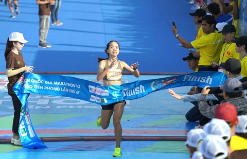 Đánh bại Lê Thị Tuyết, Hoàng Thị Ngọc Hoa vô địch marathon quốc gia 2024- Ảnh 1. Hoàng Thị Ngọc Hoa đánh bại Lê Thị Tuyết để lên ngôi vô địch marathon quốc gia 2024 - Ảnh: NHƯ Ý