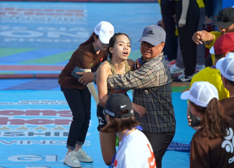 Đánh bại Lê Thị Tuyết, Hoàng Thị Ngọc Hoa vô địch marathon quốc gia 2024- Ảnh 2. Cô ngã quỵ sau khi về đích và cần sự trợ giúp của y tế - Ảnh: NHƯ Ý