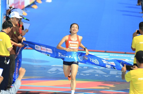 Đánh bại Lê Thị Tuyết, Hoàng Thị Ngọc Hoa vô địch marathon quốc gia 2024- Ảnh 6. Nhà vô địch SEA Games 32 Nguyễn Thị Oanh vô đối trên đường đua 5km nữ - Ảnh: NHƯ Ý