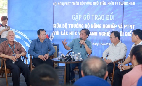 Bộ trưởng Lê Minh Hoan và chủ tịch Quảng Ninh 'đối thoại', gỡ khó cho người nuôi biển- Ảnh 1. Bộ trưởng Lê Minh Hoan chia sẻ cùng người nuôi biển - Ảnh: C.TUỆ