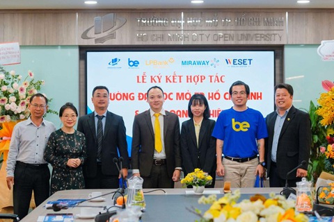 WESET ký kết với Trường đại học Mở TP.HCM phát triển năng lực sinh viên- Ảnh 2. Đại diện WESET (thứ ba từ phải sang) cùng các đại biểu và lãnh đạo trường.