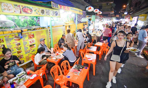 Phố đêm chuyên doanh hoa và ẩm thực Hồ Thị Kỷ, quận 10, TP.HCM tối 29-3 - Ảnh: QUANG ĐỊNH