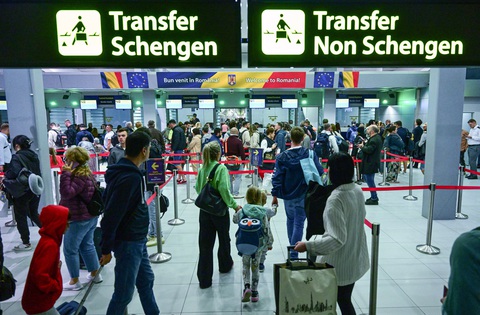 Du khách làm thủ tục tại sân bay có biển chỉ dẫn mới lắp đặt dành cho khu vực Schengen và không thuộc Schengen tại sân bay quốc tế Henri Coanda ở Otopeni, Bulgaria, ngày 31-3 - Ảnh: AFP Du khách làm thủ tục tại sân bay có biển chỉ dẫn mới lắp đặt dành cho khu vực Schengen và không thuộc Schengen tại sân bay quốc tế Henri Coanda ở Otopeni, Bulgaria, ngày 31-3 - Ảnh: AFP