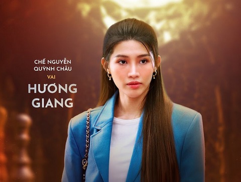 Á hậu Chế Nguyễn Quỳnh Châu xem Tường Vi là 'tình địch'- Ảnh 4. Trên nền poster màu ấm với những quân cờ ẩn hiện, Hương Giang do á hậu Chế Nguyễn Quỳnh Châu tạo màu sắc khác biệt khi diện trang phục xanh biển, ánh mắt chứa đựng nhiều bí mật có thể vỡ lẽ bất kỳ lúc nào.