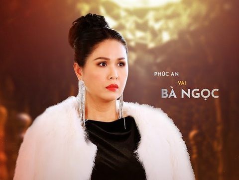 Á hậu Chế Nguyễn Quỳnh Châu xem Tường Vi là 'tình địch'- Ảnh 6. Trong khi đó, Phúc An đảm nhận vai bà Ngọc, có biểu cảm khá ngạc nhiên, chiếc áo khoác lông trắng to cùng váy ôm đen gợi lên cảm xúc huyền bí, kín đáo. Bà Ngọc đã nhìn thấy những điều gì để phải lo lắng và cần che đậy đến vậy.