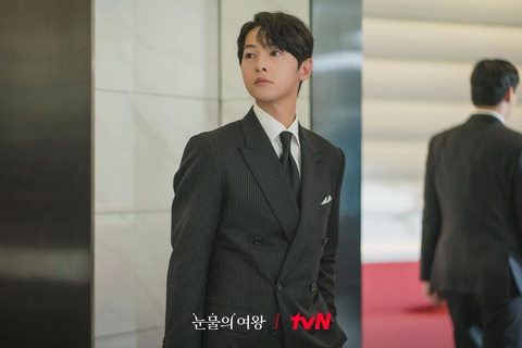 Profile cực ngầu của Song Joong Ki khi làm cameo 'Queen of tears'- Ảnh 1. Song Joong Ki đảm nhận vai cameo trong phim của Kim Ji Won và Kim Soo Hyun