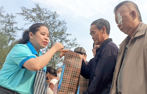 Phó bí thư Thành Đoàn TP.HCM Trịnh Thị Hiền Trân (trái) trao quà cho bà con khó khăn vùng biên giới Quảng Trị - Ảnh: Q.NAM Phó bí thư Thành Đoàn TP.HCM Trịnh Thị Hiền Trân (trái) trao quà cho bà con khó khăn vùng biên giới Quảng Trị - Ảnh: Q.NAM