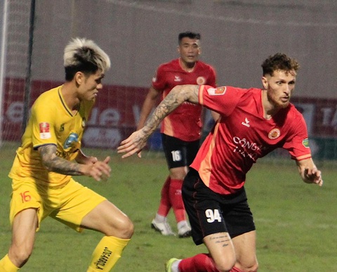 Phan Văn Đức trở lại và ghi bàn, Công An Hà Nội đánh bại Thanh Hóa- Ảnh 2. Công An Hà Nội (áo đỏ) gặp nhiều khó khăn trong hiệp 1 trước Thanh Hóa - Ảnh: CAHNFC