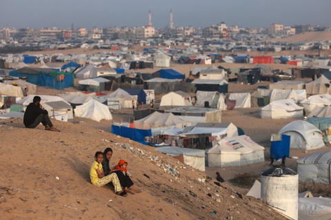 Trẻ em Palestine ngồi trên ngọn đồi cạnh lều di tản ở thành phố Rafah, phía Nam Dải Gaza, ngày 30-3 - Ảnh: AFP Trẻ em Palestine ngồi trên ngọn đồi cạnh lều di tản ở thành phố Rafah, phía nam Dải Gaza, ngày 30-3 - Ảnh: AFP