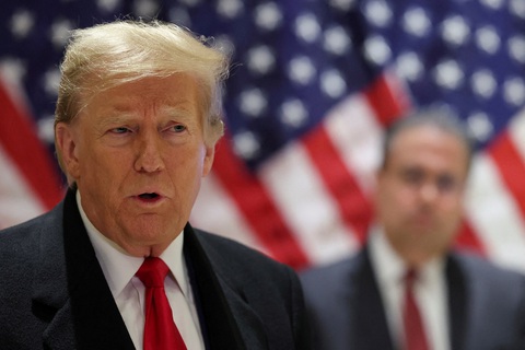 Ông Biden tôn vinh người chuyển giới trùng lễ Phục sinh, ông Trump đòi xin lỗi- Ảnh 1. Cựu tổng thống Donald Trump - Ảnh: REUTERS