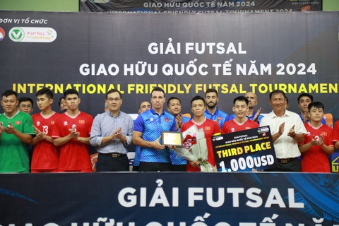 Đội tuyển futsal Việt Nam cọ xát quan trọng cho World Cup- Ảnh 2. Thầy trò HLV Giustozzi Diego nhận hạng 3 tại giải - Ảnh: VFF