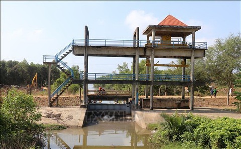 Cống Kênh 4 ven biển trên địa bàn ấp Giồng Kè, xã Bình Giang, huyện Hòn Đất (tỉnh Kiên Giang), đang đóng kín ngăn mặn xâm nhập. Ảnh: Lê Huy Hải/TTXVN Cống Kênh 4 ven biển trên địa bàn ấp Giồng Kè, xã Bình Giang, huyện Hòn Đất (tỉnh Kiên Giang), đang đóng kín ngăn mặn xâm nhập - Ảnh: TTXVN