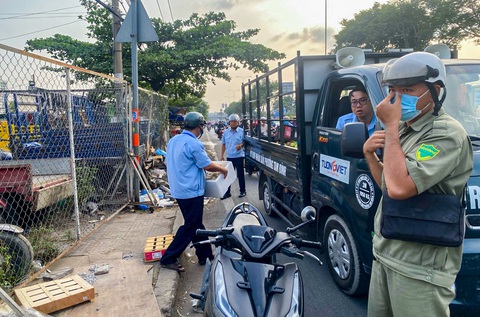 Xe cộ ùn ùn ngược chiều trước chợ đầu mối Thủ Đức, địa phương nói gì?- Ảnh 2. Lực lượng chức năng thuộc phường Tam Bình (TP Thủ Đức) đi kiểm tra, xử lý các trường hợp vi phạm lấn chiếm lòng lề đường trước khu vực chợ đầu mối Thủ Đức - Ảnh: UBND Phường Tam Bình