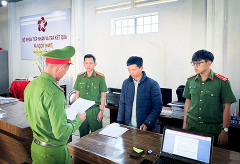 Cấp sổ đỏ trên hồ sơ giả: Ngân hàng thiệt hại khi nhận thế chấp?- Ảnh 1. Cán bộ địa chính xã Ngok Wang Bùi Thu Ba bị cơ quan công an khởi tố - Ảnh: N.N.