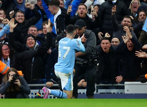 Foden lập cú đúp, Man City đánh bại Man United- Ảnh 1. Niềm vui của Foden sau khi ghi bàn vào lưới Man United - Ảnh: REUTERS