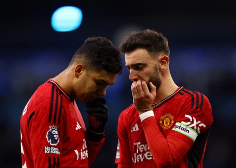 Foden lập cú đúp, Man City đánh bại Man United- Ảnh 2. Sự thất vọng của các cầu thủ Man United trong trận thua Man City - Ảnh: REUTERS