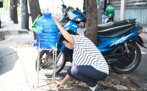Bà Mai Thanh đặt bình nước miễn phí phục vụ bà con - Ảnh: AN VI Bà Mai Thanh đặt bình nước miễn phí phục vụ bà con - Ảnh: AN VI