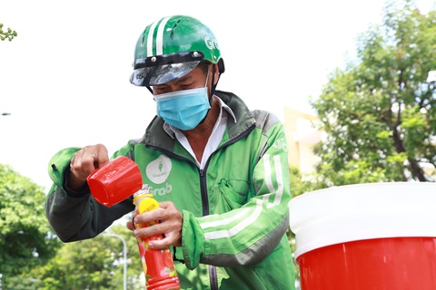 Ông Bùi Thanh Trí là mối quen của bình trà đá miễn phí trên đường Thành Thái - Ảnh: AN VI Ông Bùi Thanh Trí là mối quen của bình trà đá miễn phí trên đường Thành Thái - Ảnh: AN VI