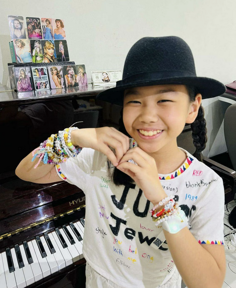 Cái ôm của Taylor Swift có 'vị' gì?- Ảnh 2. Giselle sẽ giữ cẩn thận chiếc nón fedora được Taylor Swift tặng. Cô bé khẳng định cũng không giặt chiếc áo mặc hôm đi coi tour.