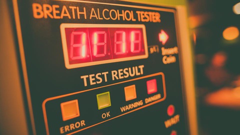 Nhiều nghiên cứu chỉ ra rằng nồng độ cồn trong máu (BAC) từ 0,08% trở lên có thể khiến người tham gia giao thông mất khả năng phản ứng nhanh - Ảnh: FORBES Nhiều nghiên cứu chỉ ra rằng nồng độ cồn trong máu (BAC) từ 0,08% trở lên có thể khiến người tham gia giao thông mất khả năng phản ứng nhanh - Ảnh: FORBES