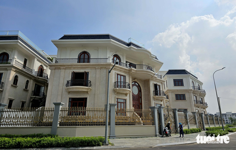 Nhà trên 30 tỉ đồng áp đảo nguồn cung nhà phố, biệt thự- Ảnh 1. Biệt thự, nhà phố trên 30 tỉ đồng tiếp tục chiếm lĩnh thị trường bởi lượng bán ra đạt gần 70% - Ảnh: NGỌC HIỂN