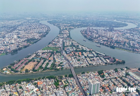Thực trạng bán đảo Thanh Đa được đề xuất thành công viên- Ảnh 2. Hiện nay khu vực sầm uất nhất trên bán đảo Thanh Đa là các dãy chung cư lâu năm được bao bọc bởi bờ kè, cột đá. Góc nhìn từ trung tâm TP.HCM
