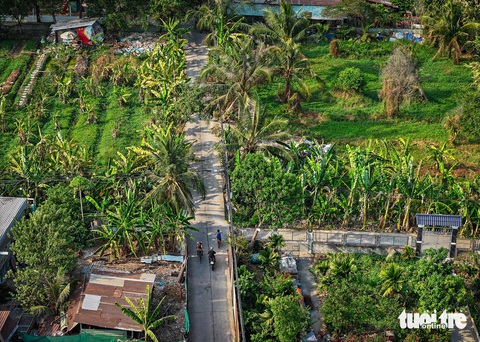 Thực trạng bán đảo Thanh Đa được đề xuất thành công viên- Ảnh 4. Khi chạy sâu vào trong (theo đường Bình Quới), nhiều người sẽ bị bất ngờ bởi khung cảnh vắng dần. Khu vực phía trong bán đảo phần lớn là các ao nước, đầm lầy còn hoang sơ