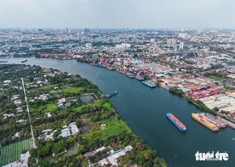 Thực trạng bán đảo Thanh Đa được đề xuất thành công viên- Ảnh 7. Góc phải ảnh là cụm cảng ICD (Thủ Đức) tiếp giáp mặt sông với bán đảo Thanh Đa