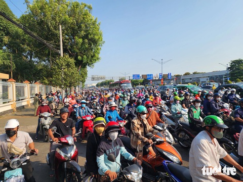 Ùn tắc kéo dài vào giờ cao điểm sau tai nạn trên đường Trường Chinh- Ảnh 4. Xe cộ nhích từng chút trên đường Trường Chinh vào giờ cao điểm