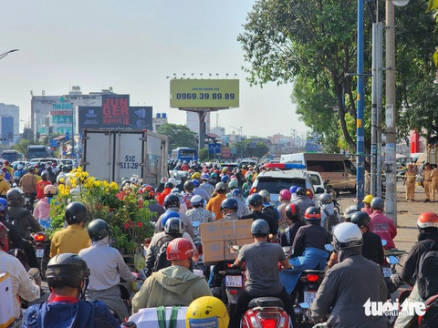 Ùn tắc kéo dài vào giờ cao điểm sau tai nạn trên đường Trường Chinh- Ảnh 3. Xe cộ ùn ứ kéo dài đoạn qua hiện trường vụ tai nạn